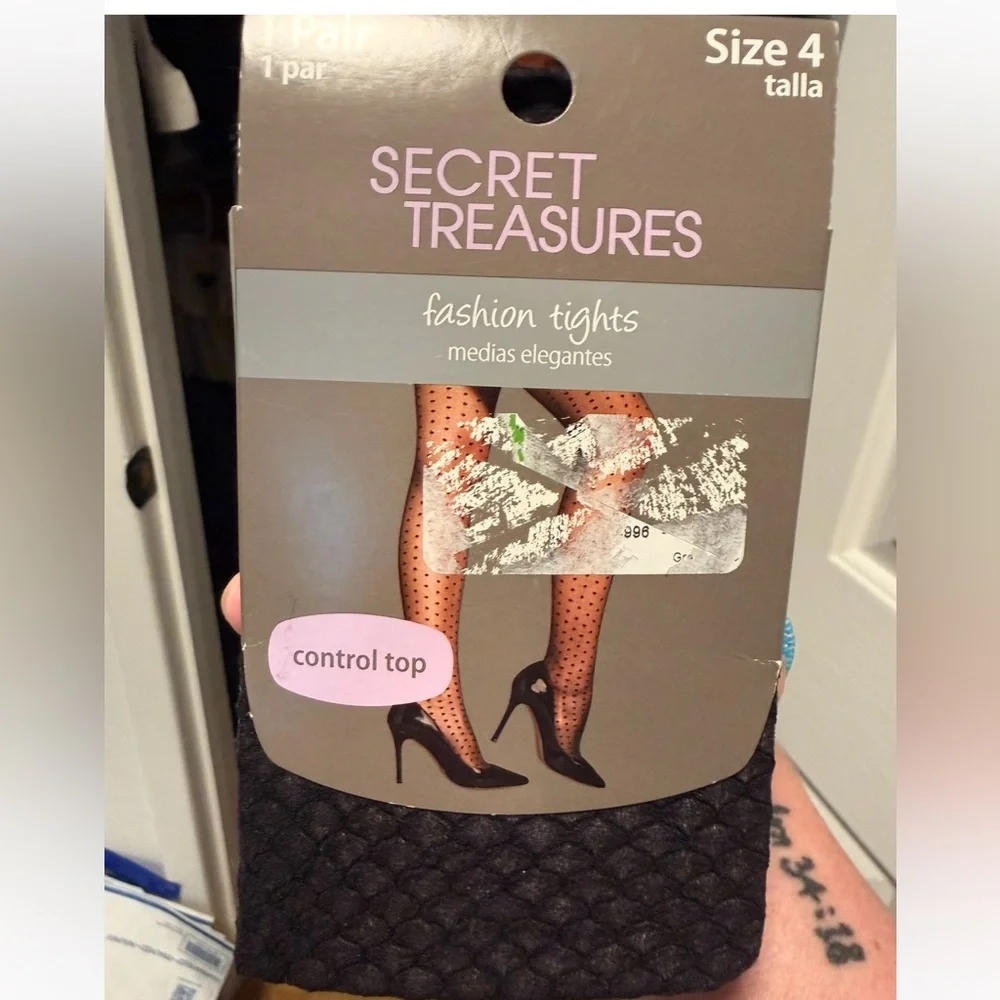 NIB Secret Treasures Black Scalloped Diamond Fashion Tights - Size 4